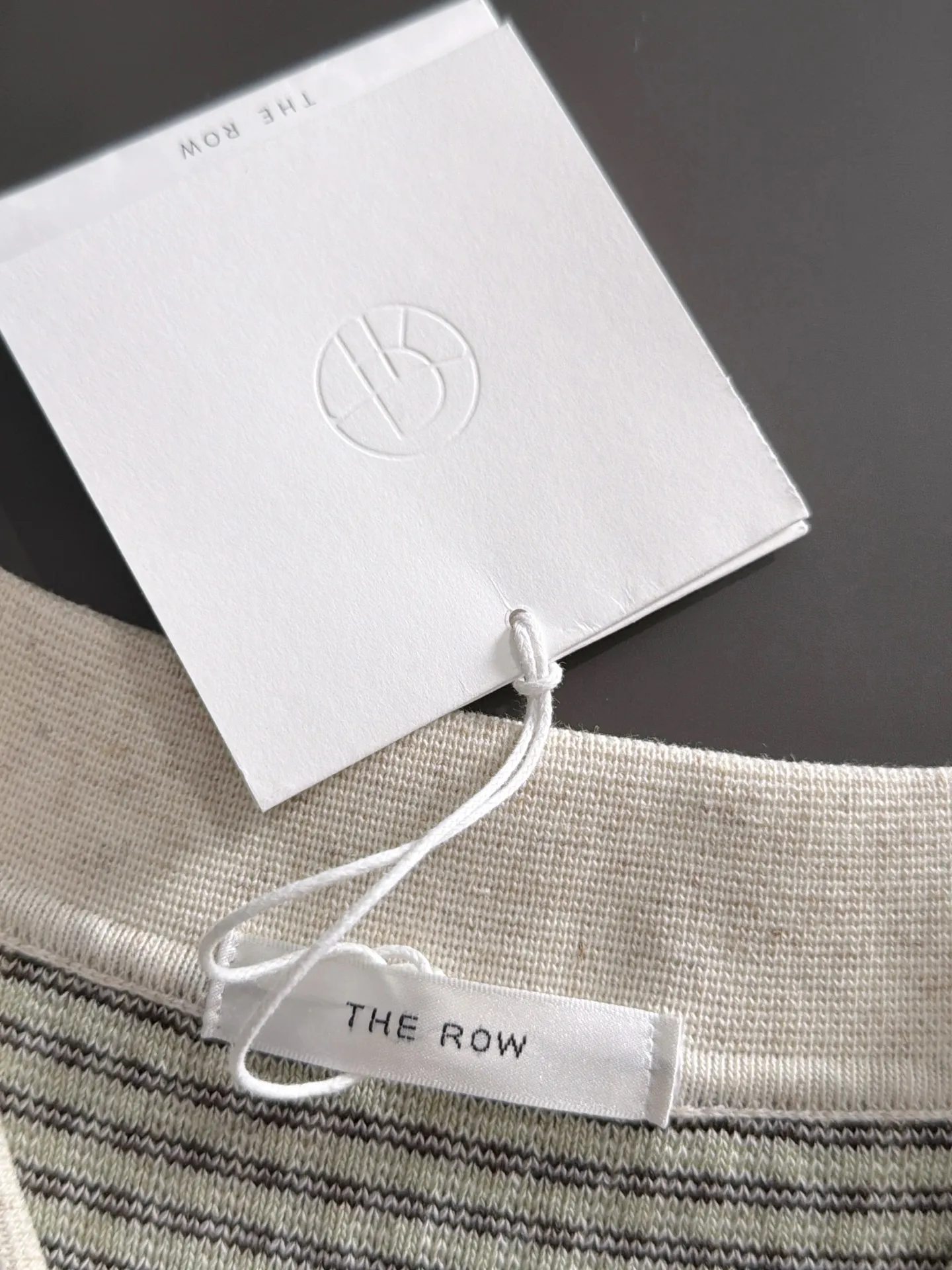Shipping next day TR high quality - The Row 26ss New Arrival men's short-sleeved T-shirt. Like LP and BC, it belongs to the same old-money style top-notch light luxury brand. The New Arrival Original men's casual short-sleeved shirt is made of combed cotton yarn knitted imitation cotton fabric. Exclusive Premium custom-controlled raw materials. 14-needle precision knitting. The iconic waffle soul is woven. The three-dimensional texture flows with subtle light and shadow. Viewed from a distance, it is introverted. It shows when you touch it closely. It feels substantial when weighed. The upper body is also more textured than ordinary T-shirts. Fashionable Versatile Hot Sale. It is skin-friendly and comfortable to wear. Premium boutique. The upper body is made of Factory's fine workmanship. A must-have item for men. Complete with three standards. Sizes M-3XL